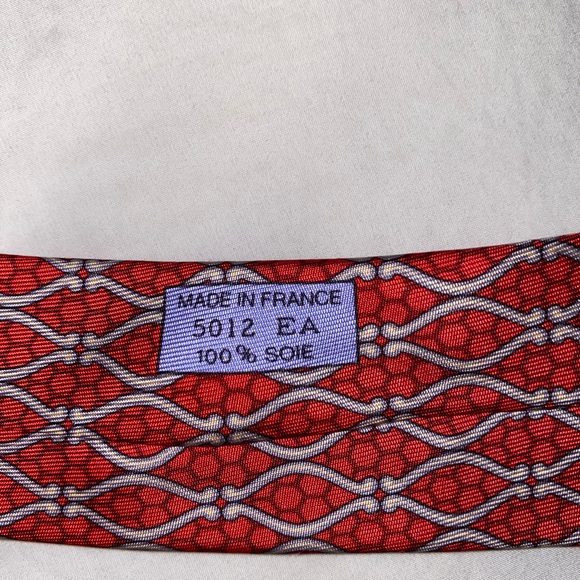 Hermes mens red 100% silk tie with silver geometric honeycomb pattern - Picture 4 of 5